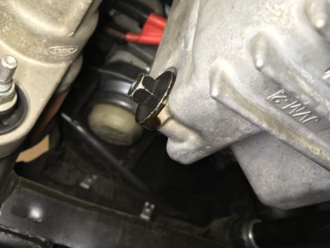 ランドローバーディスカバリー4ドレンボルトよりオイル漏れ