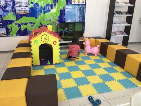 ビッグモーター店内子供スペース