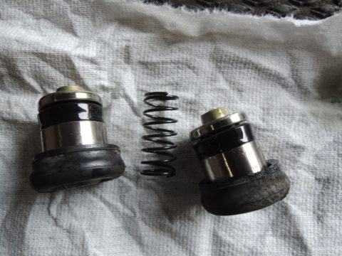 ホリールシリンダーのカップキットと出すとブーツ交換