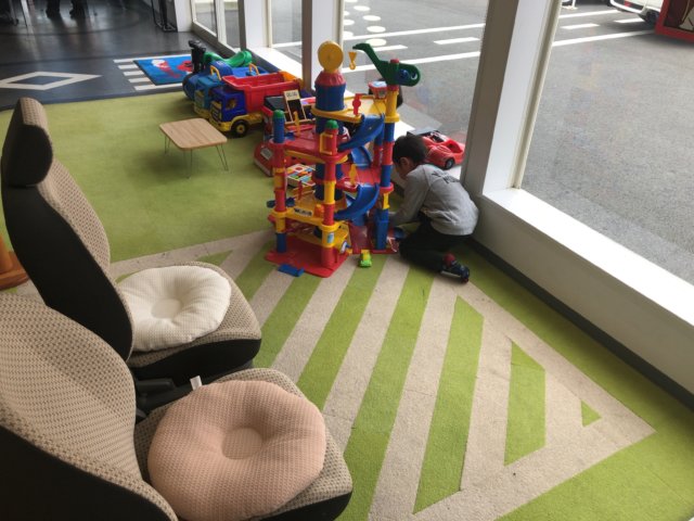 カーチスの店内に子供の遊べるスペースがあり快適