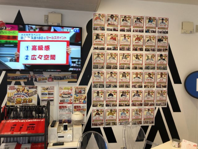 カーチスの店内には芸能人の写真がたくさんあります。
