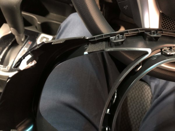 メータークラスターの勘合はクリップ